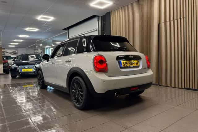 MINI Cooper (2018) thumbnail 3