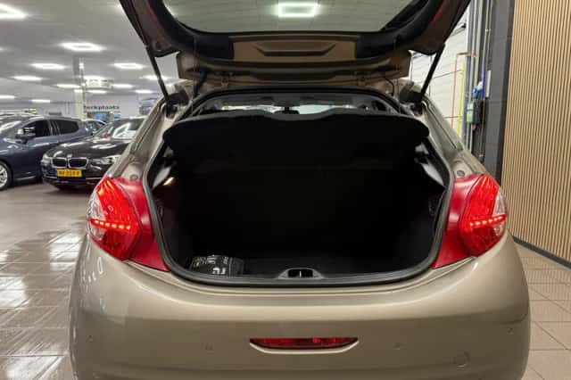 Peugeot 208 (2015) thumbnail 5