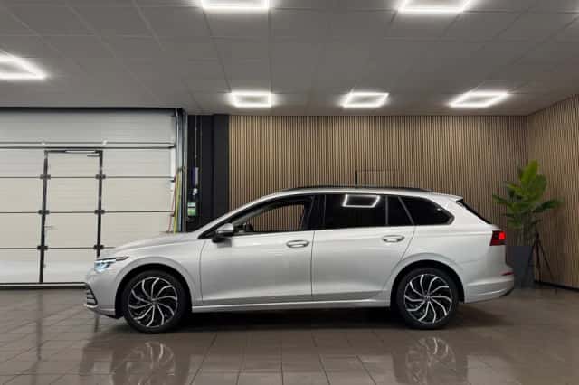 Volkswagen Golf (2022) thumbnail 2