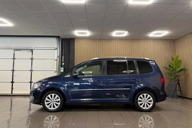 Volkswagen Touran (2011) thumbnail 2