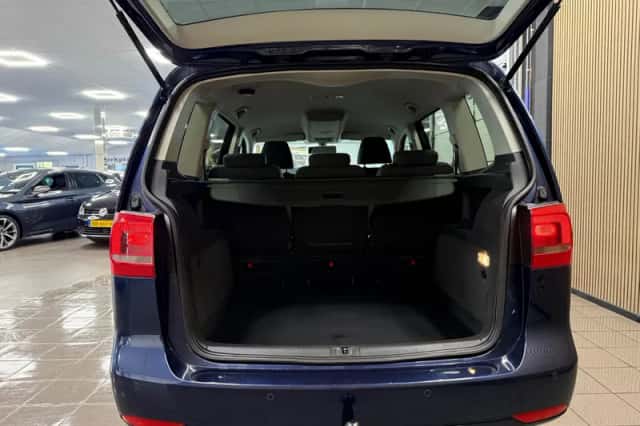 Volkswagen Touran (2011) thumbnail 5