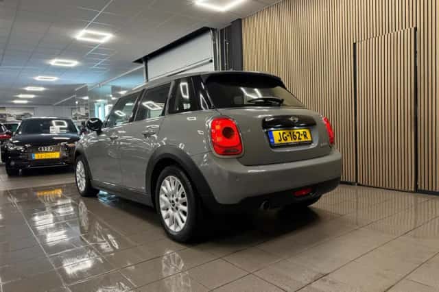 MINI Cooper (2016) thumbnail 3