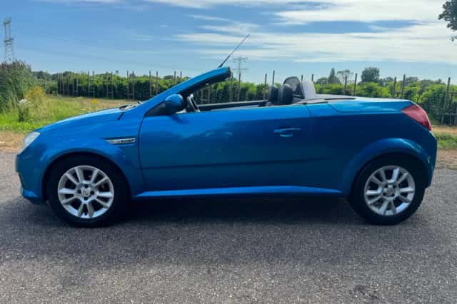 Opel Tigra TwinTop (2005) thumbnail 2
