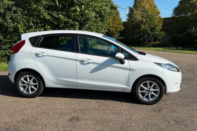 Ford Fiesta (2010) thumbnail 2