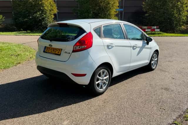 Ford Fiesta (2010) thumbnail 3