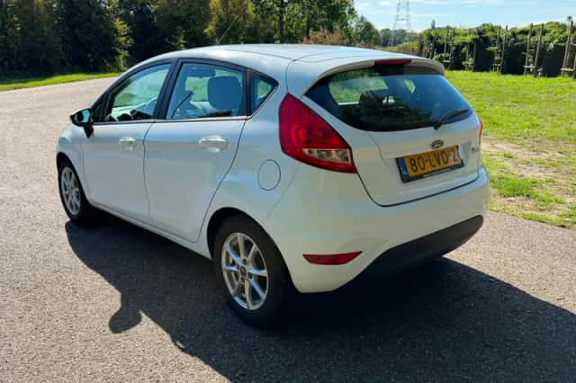 Ford Fiesta (2010) thumbnail 5