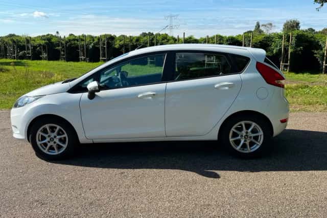 Ford Fiesta (2010) thumbnail 6