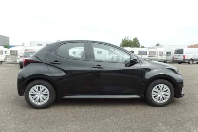 Toyota Yaris (2024) thumbnail 3
