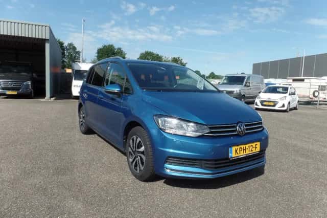 Volkswagen Touran (2023) thumbnail 2