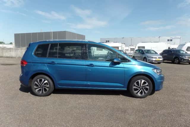 Volkswagen Touran (2023) thumbnail 3