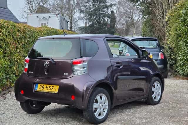 Toyota iQ (2009) thumbnail 4
