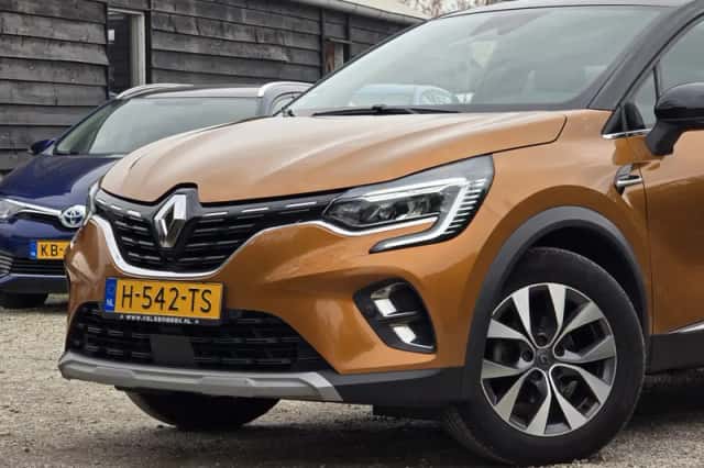 Renault Captur (2020) thumbnail 2