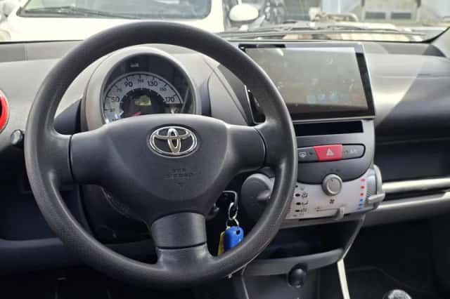 Toyota Aygo (2011) thumbnail 6