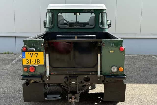 Land Rover Defender (2004) thumbnail 6