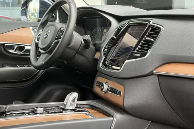 Volvo XC90 (2016) thumbnail 3