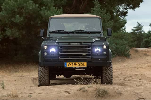 Land Rover Defender (1999) thumbnail 3