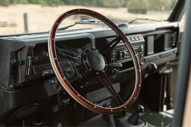 Land Rover Defender (1999) thumbnail 5