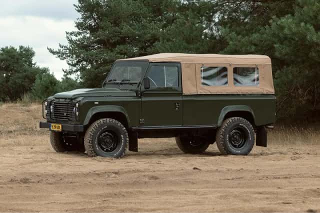 Land Rover Defender (1999) thumbnail 1