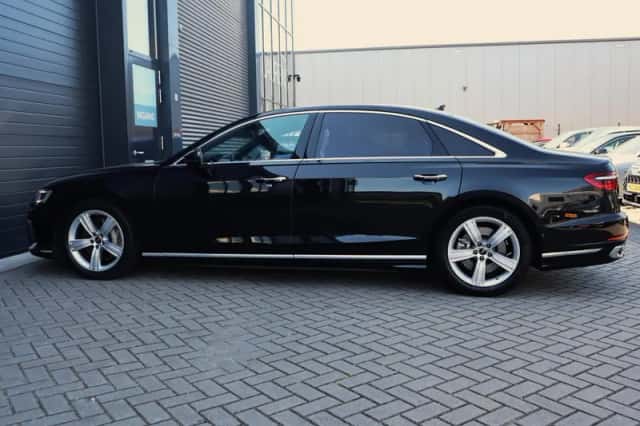 Audi A8 (2022) thumbnail 6