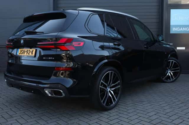 BMW X5 (2023) thumbnail 2
