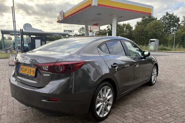 Mazda 3 (2017) thumbnail 3