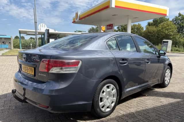 Toyota Avensis (2009) thumbnail 3