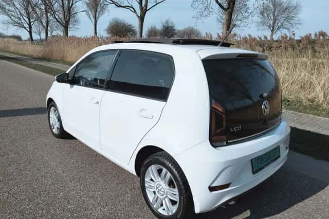 Volkswagen Up! (2018) thumbnail 3