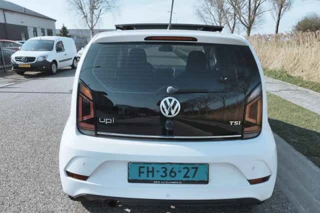Volkswagen Up! (2018) thumbnail 4