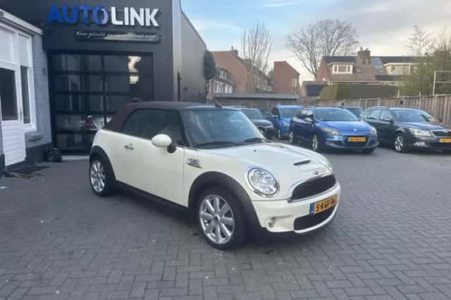 MINI Cabrio (2010) thumbnail 3