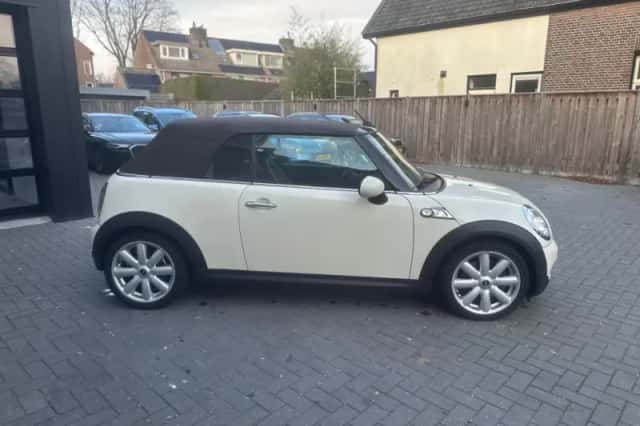 MINI Cabrio (2010) thumbnail 6