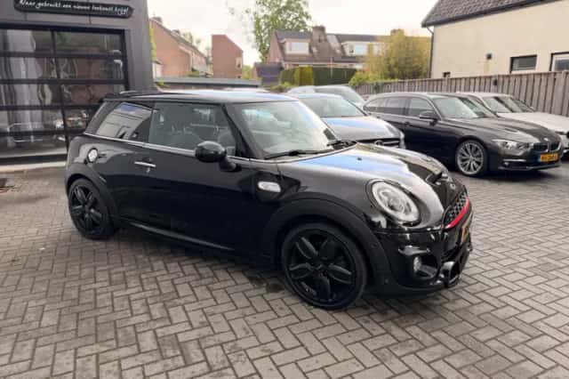 MINI Cooper S (2017) thumbnail 3