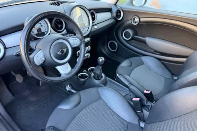 MINI Cooper (2009) thumbnail 2