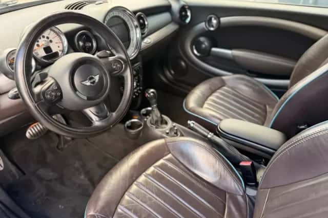 MINI Cabrio (2012) thumbnail 2
