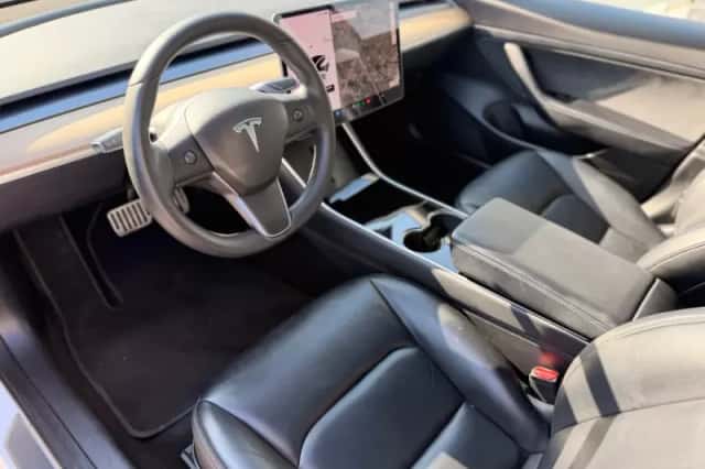Tesla Model 3 (2019) thumbnail 2