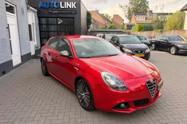 Alfa Romeo Giulietta (2016) thumbnail 3