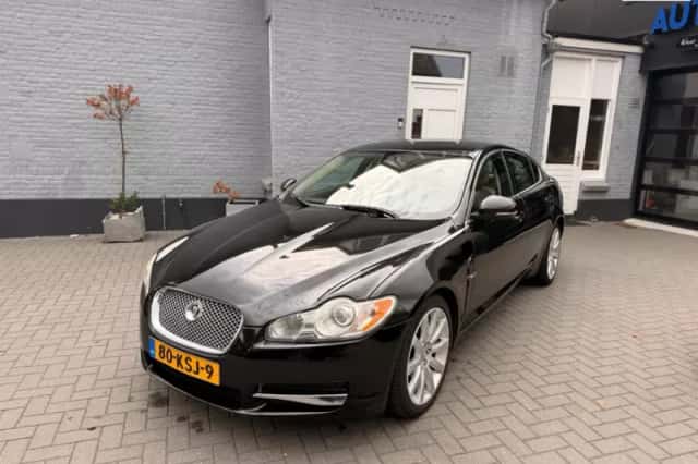 Jaguar XF (2010) thumbnail 1