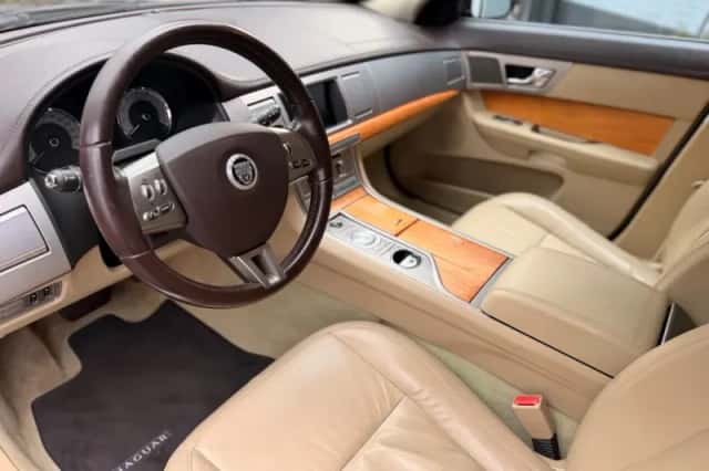 Jaguar XF (2010) thumbnail 2