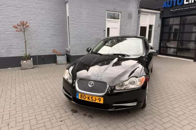 Jaguar XF (2010) thumbnail 5