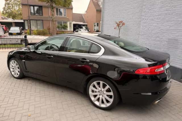 Jaguar XF (2010) thumbnail 6