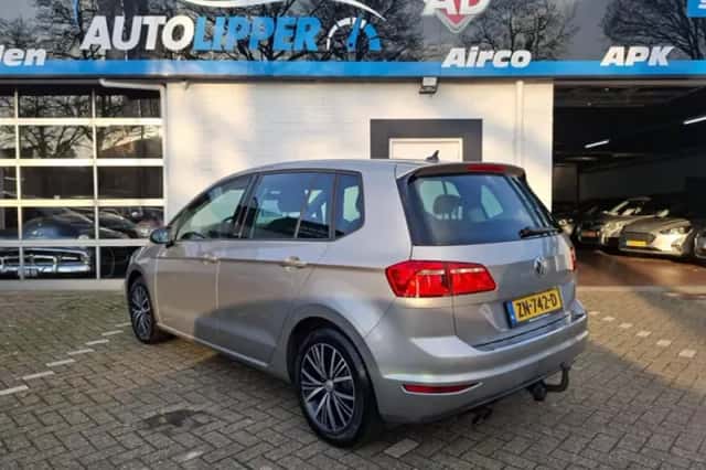 Volkswagen Golf (2016) thumbnail 3