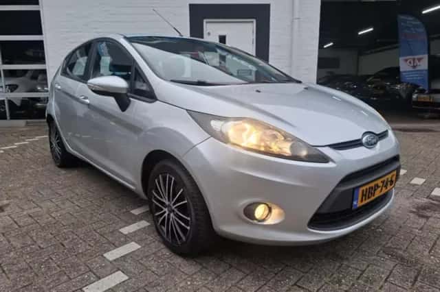 Ford Fiesta (2010) thumbnail 2
