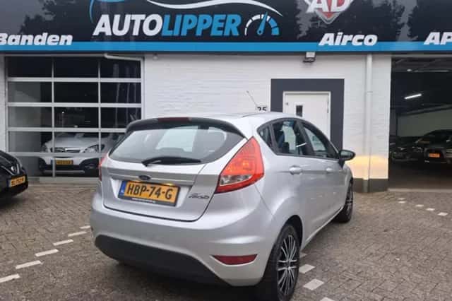 Ford Fiesta (2010) thumbnail 3