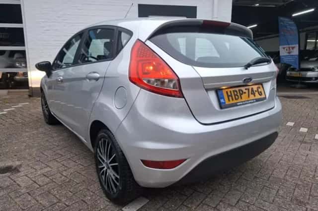 Ford Fiesta (2010) thumbnail 4