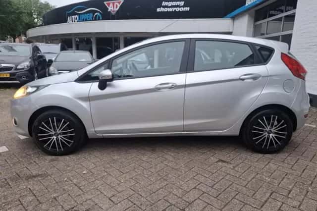 Ford Fiesta (2010) thumbnail 5