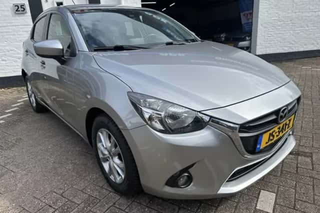 Mazda 2 (2016) thumbnail 2