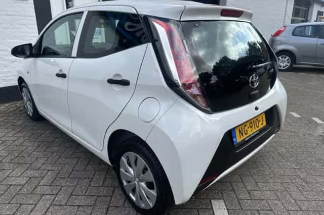Toyota Aygo (2017) thumbnail 3