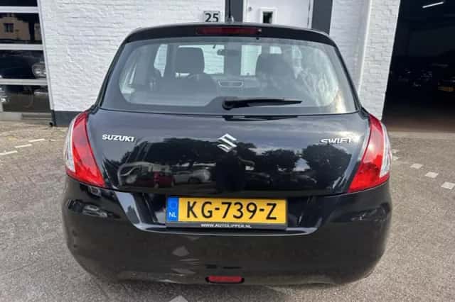 Suzuki Swift (2011) thumbnail 5