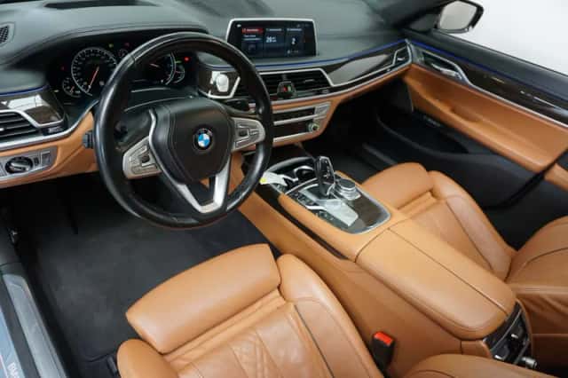 BMW 7-Serie (2017) thumbnail 2