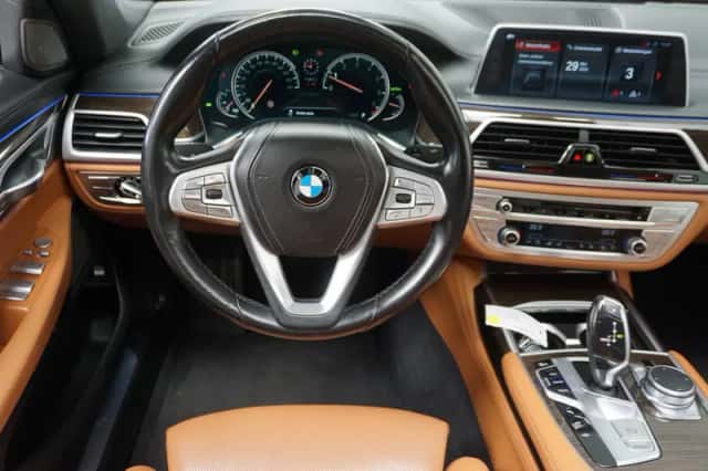 BMW 7-Serie (2017) thumbnail 3