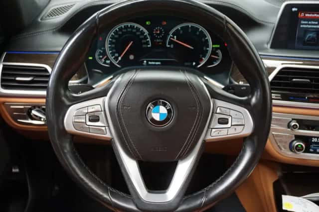 BMW 7-Serie (2017) thumbnail 4